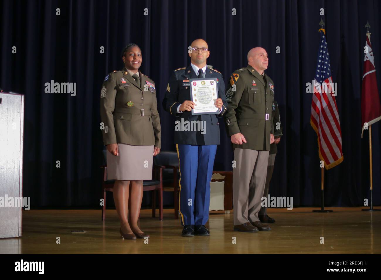 Fast 20 Soldaten des Blanchfield Army Community Hospital und des 531. Hospital Center wurden offiziell in den USA willkommen geheißen Offizierskorps der Armee bei einer NCO-Einführungszeremonie im Wilson Theater von Fort Campbell, Juni 27. Stockfoto