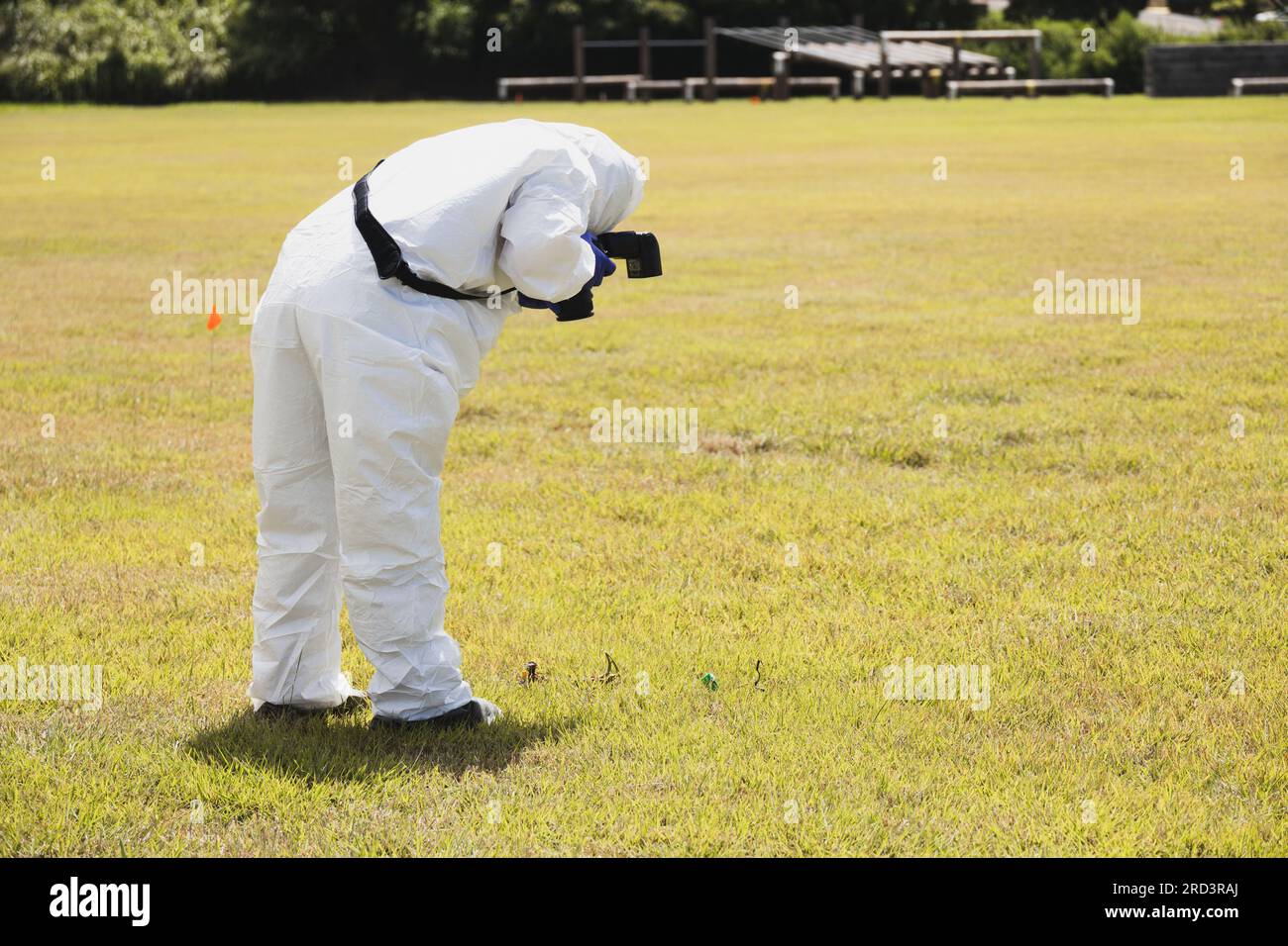 Ein Agent des Federal Bureau of Investigation dokumentiert Beweise an einem simulierten Tatort während der Übung Lethal Breeze 2023, Camp H. M. Smith, Marine Corps Base Hawaii, 28. Juni 2023. Die Übung wurde in Partnerschaft mit nationalen und bundesstaatlichen Strafverfolgungsbehörden und lokalen Ersthelfern durchgeführt, um Kohäsion, Reaktionsfähigkeit und Sicherheitsmaßnahmen während der gesamten Anlage zu verbessern. Stockfoto