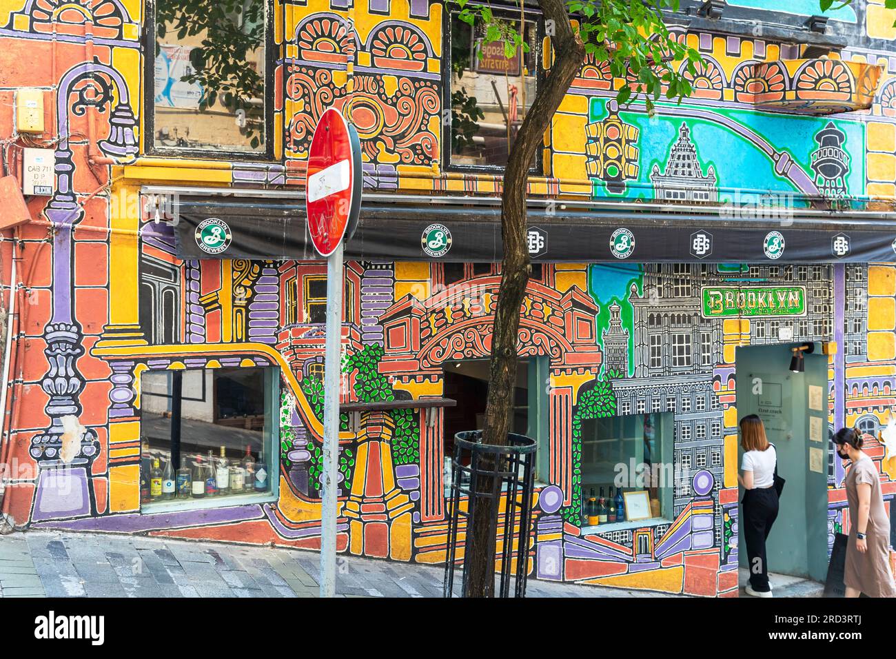 Graffiti und Street Art, Brooklyn Brewery Weinbar, Shelley Street, Mid Levels, Hongkong, SAR, China Stockfoto