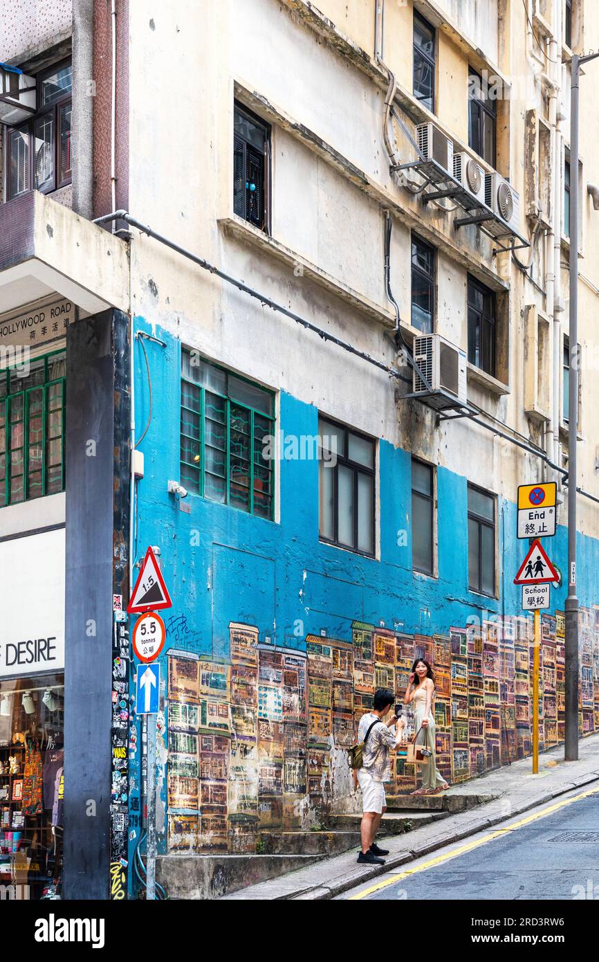 Chinesisches Paar, das Selfies vor Graffiti und Street Art macht, Graham Street, Soho, Hongkong, SAR, China Stockfoto