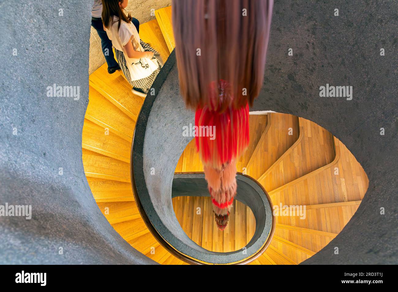 Wendeltreppe und Kunstausstellung, Tai Kwun, ehemalige Central Police Station, Hollywood Road, Hongkong, SAR, China Stockfoto