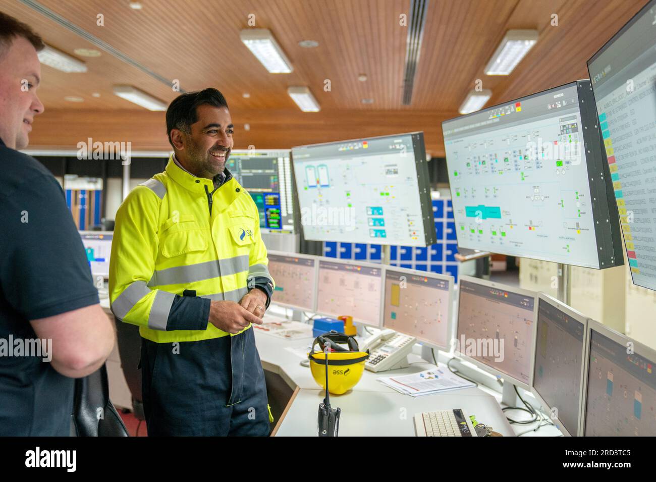 Erster Minister Humza Yousaf im Kontrollraum während seiner Führung durch das Peterhead-Kraftwerk in Aberdeenshire, während er das Engagement der schottischen Regierung für das CCS-Projekt (Abscheidung und Speicherung von Kohlenstoff aus Mais) unterstreicht. Bilddatum: Dienstag, 18. Juli 2023. Stockfoto