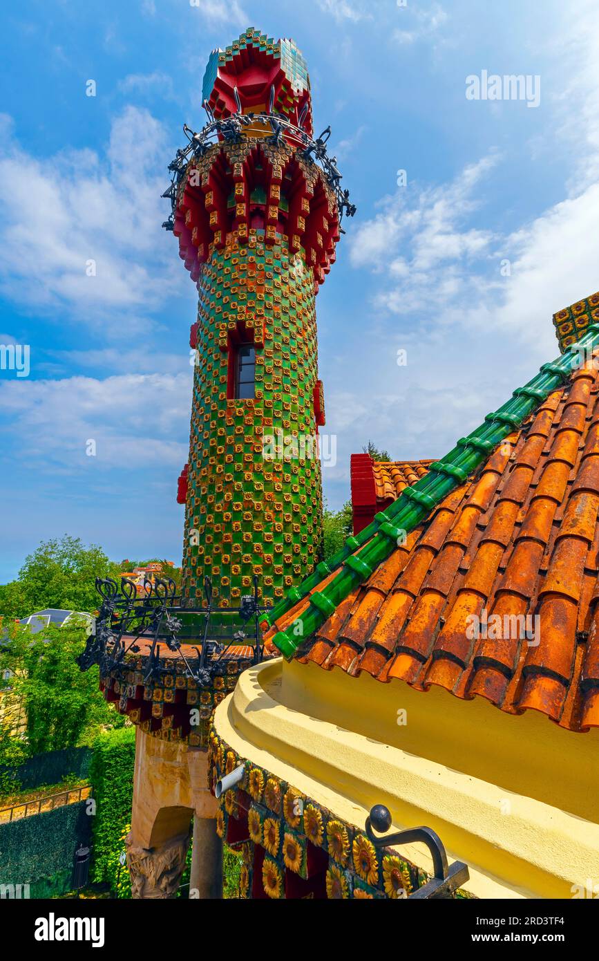 Blick auf die Villa El Capricho in Comillas oder Gaudí Sonnenblumenvilla in Kantabrien, Spanien. Entworfen vom Architekten Antoni Gaudí. Es wurde als Sommerresidenz gebaut Stockfoto