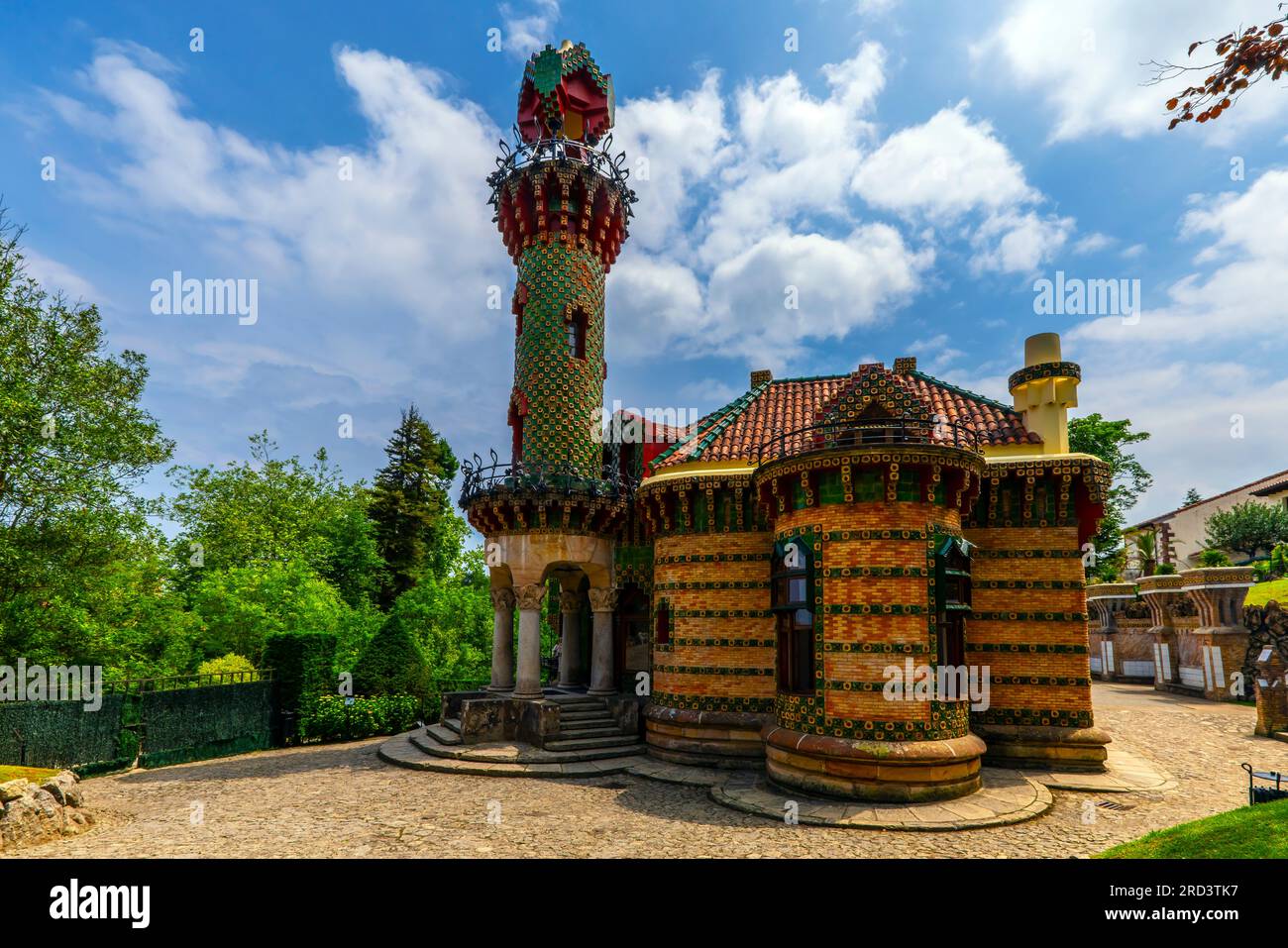 Blick auf die Villa El Capricho in Comillas oder Gaudí Sonnenblumenvilla in Kantabrien, Spanien. Entworfen vom Architekten Antoni Gaudí. Es wurde als Sommerresidenz gebaut Stockfoto