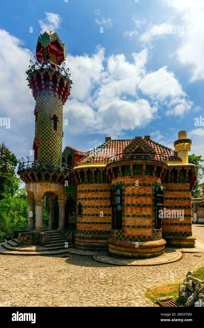 Blick auf die Villa El Capricho in Comillas oder Gaudí Sonnenblumenvilla in Kantabrien, Spanien. Entworfen vom Architekten Antoni Gaudí. Es wurde als Sommerresidenz gebaut Stockfoto