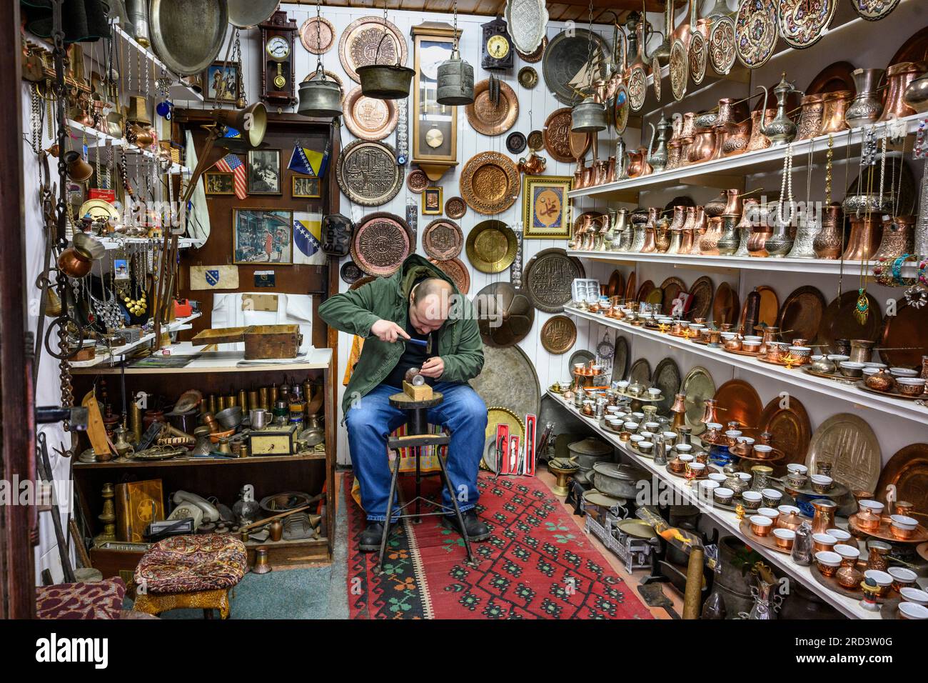 Ein traditioneller Metallhandwerker, der Kupfer und Zinn herstellt, in seinem Geschäft auf dem Baščaršija-Basar in Sarajevo, Zentralbosnien-Herzegowina, Balkan Peninsu Stockfoto