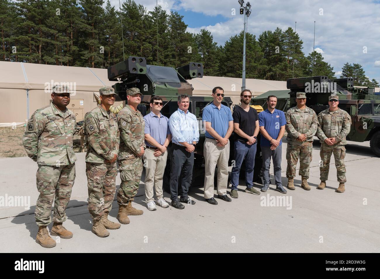 Professionelle Mitarbeiter des House Armed Services Committee besuchen die Artillerie der 4. Infanteriedivision im Camp Adazi, Lettland, Juni 27. Die HASC-Mitglieder erhielten einen umfassenden Überblick über die Tätigkeiten und Tätigkeiten des DIVARTY. Sie erkundeten den vorderen Operationsort und trafen sich während ihres Besuchs mit Soldaten. DIVARTY ist eine Spezialeinheit innerhalb des 4. Inf. Div Verantwortlich für die Artillerieunterstützung und die Koordination der Feuerkraft für die Operationen der Division.The 4. Inf. Divs Aufgabe in Europa ist es, sich an multinationalen Schulungen und Übungen im gesamten CONT Stockfoto