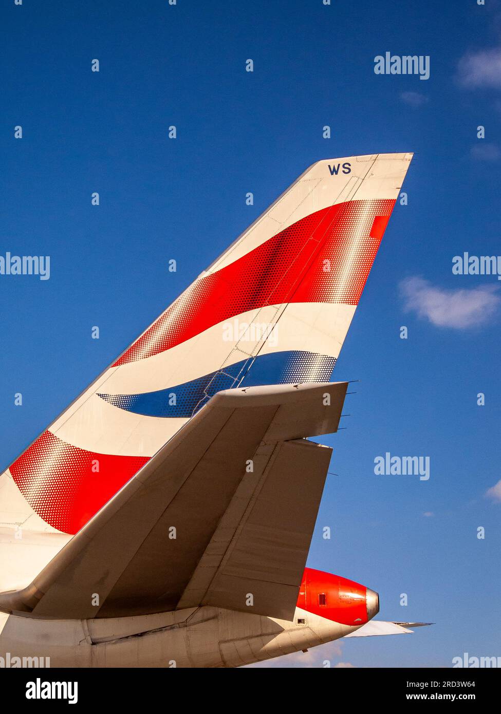 Eine Heckflosse einer British Airways Boeing 767 G-BNWS am Flughafen London Heathrow, Großbritannien Stockfoto