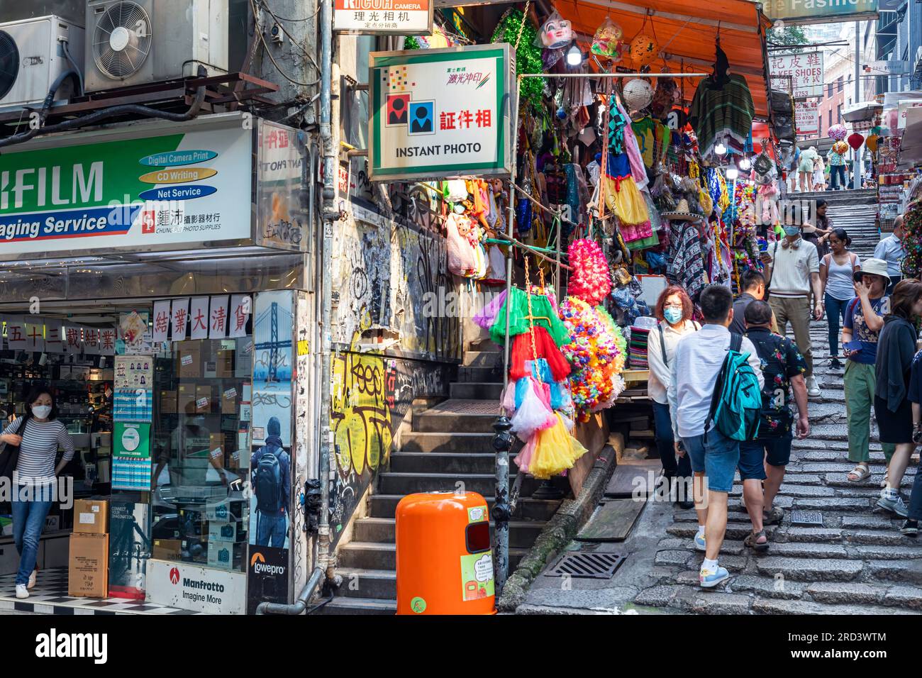 Menschen, Geschäfte und Treppen auf der Pottinger Street, Central, Hong Kong, SAR, China Stockfoto