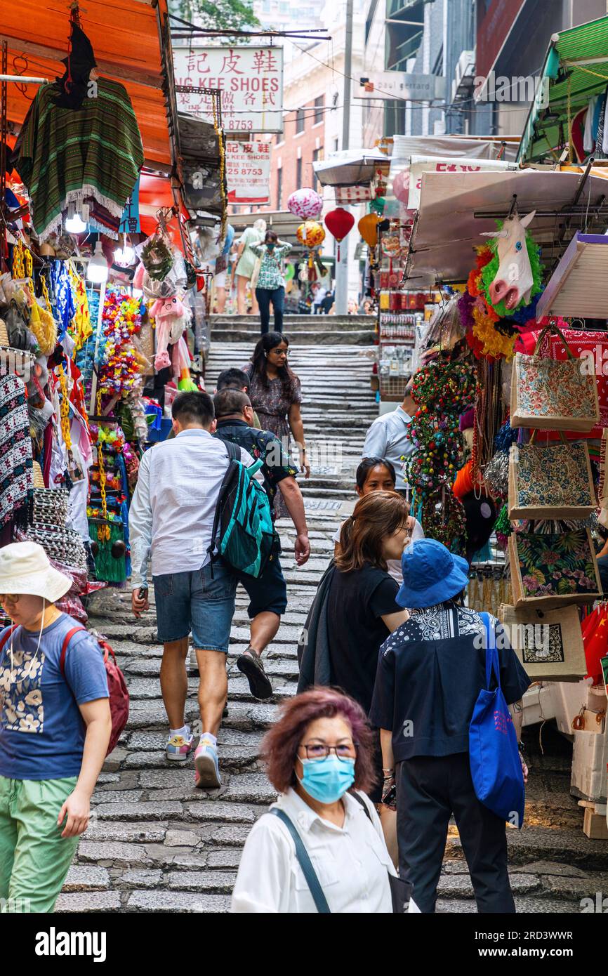 Menschen, Geschäfte und Treppen auf der Pottinger Street, Central, Hong Kong, SAR, China Stockfoto
