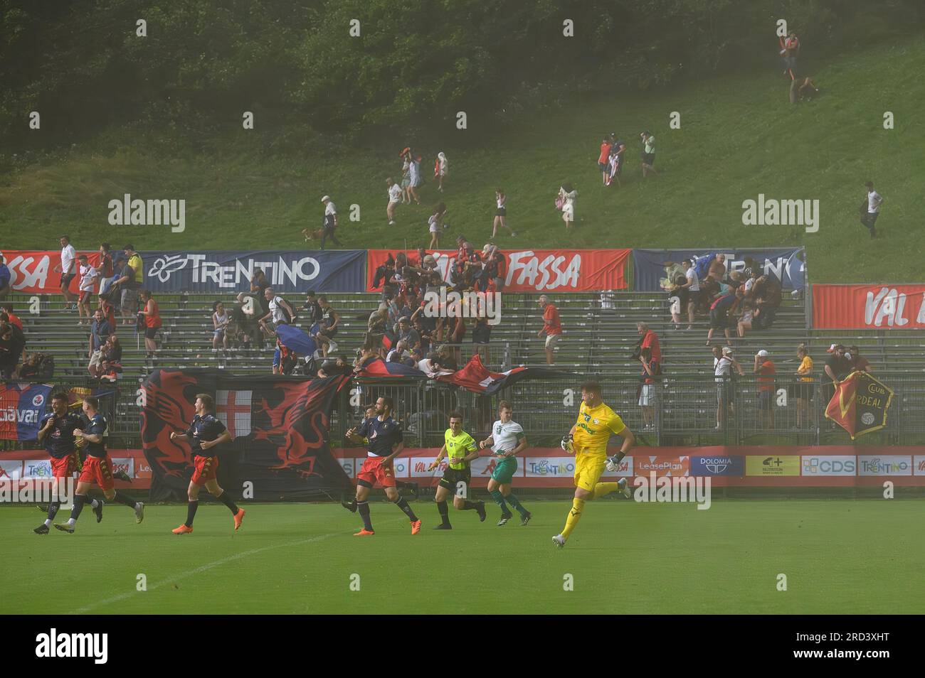 Moena, Italien. 18. Juli 2023 Spieler, Funktionäre und Fans stürzen sich vom Spielfeld, um Windböen zu entkommen, bevor das vorsaisonfreundliche Fußballspiel zwischen dem CFC von Genua und dem WSG Tirol beginnt. Das Spiel wurde wegen des schlechten Wetters abgesagt. Kredit: Nicolò Campo/Alamy Live News Stockfoto