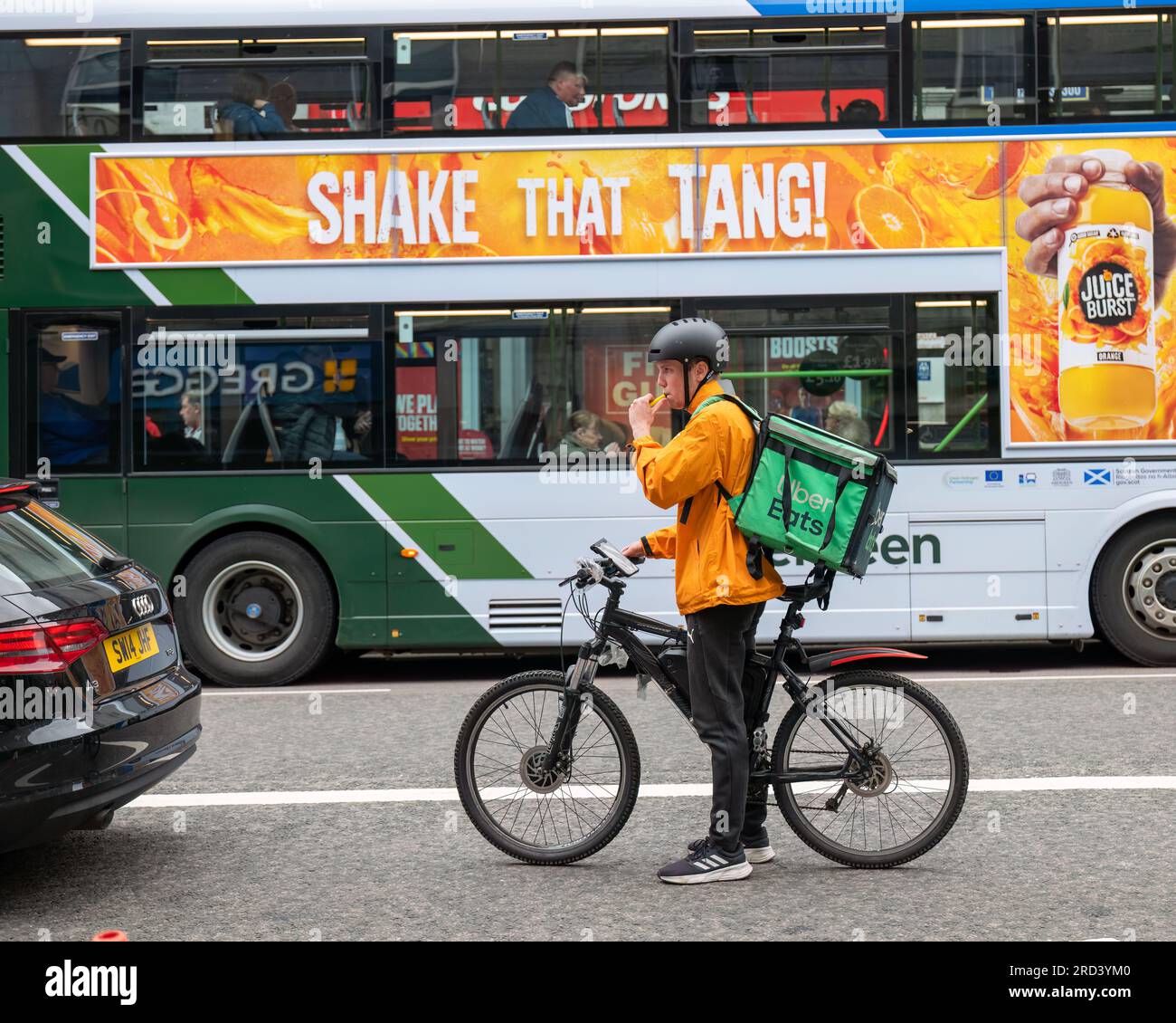 27. Juni 2023 Union Street, Aberdeen City, Schottland. Das ist ein Uber Eats Delivery Cyclist, der auf der Straße angehalten hat, umgeben von Auto und Bus. Stockfoto