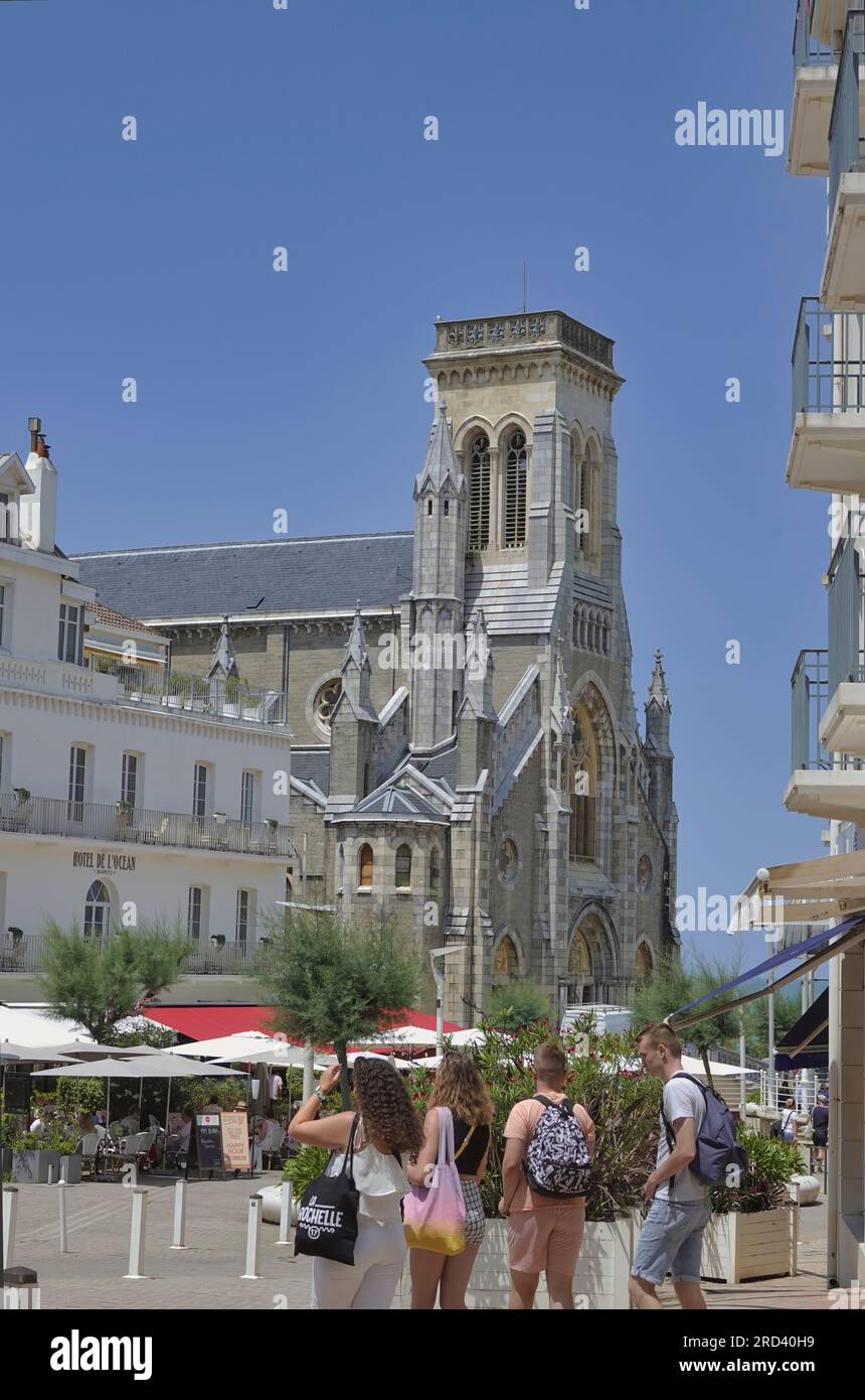 Biarritz, Frankreich, Juli 2023 (glise Sainte-Eugnie de Biarritz) Kirche der Heiligen Eugenie von Biarritz am Place de St. Eugenie, Altstadt von Biarritz. Stockfoto