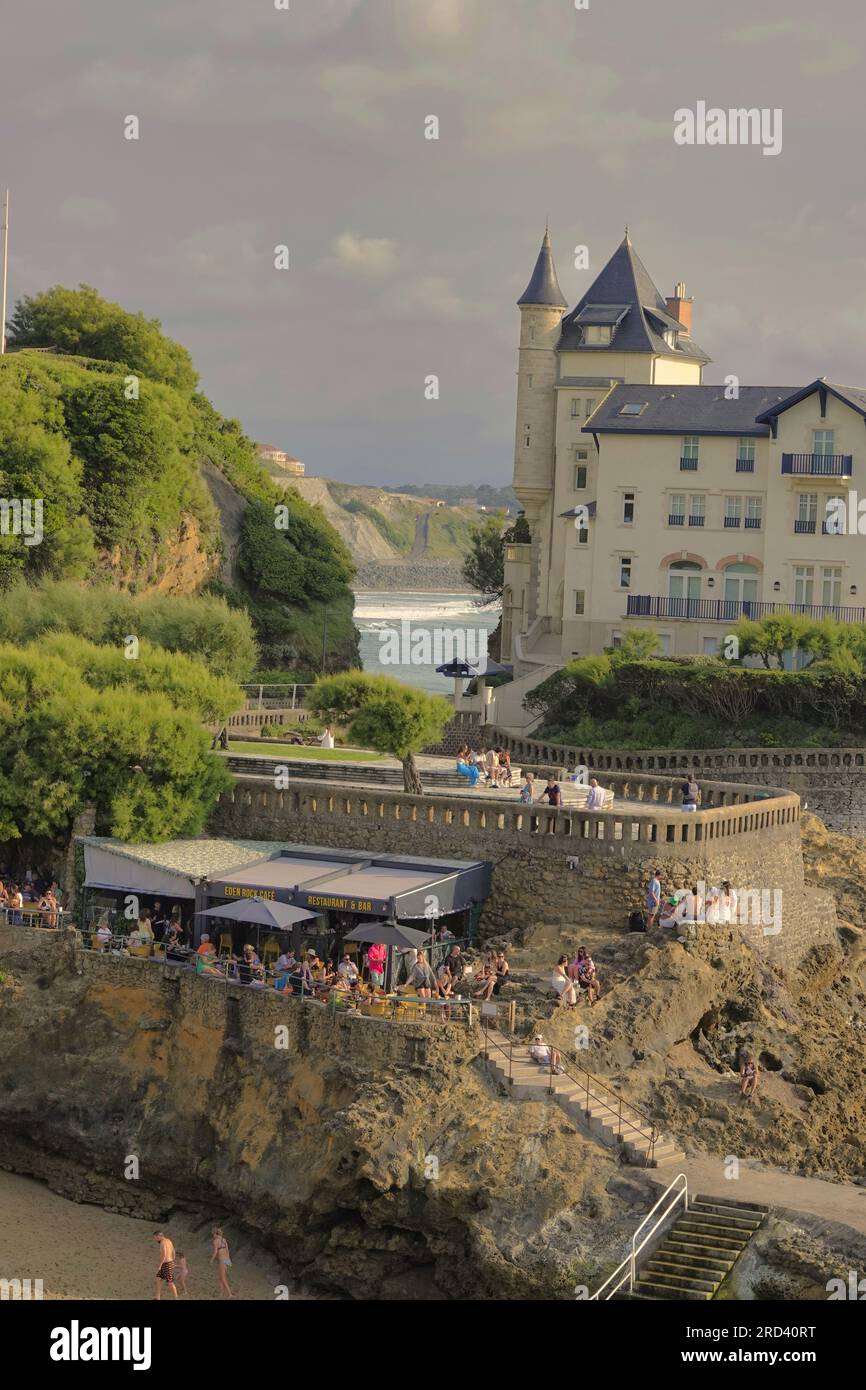 Biarritz, Frankreich, Juli 2023 die Bar und das Restaurant Eden Rock liegt gegenüber der berühmten Villa Belza an der Plage du Port Vieux, Biarritz, Frankreich Stockfoto