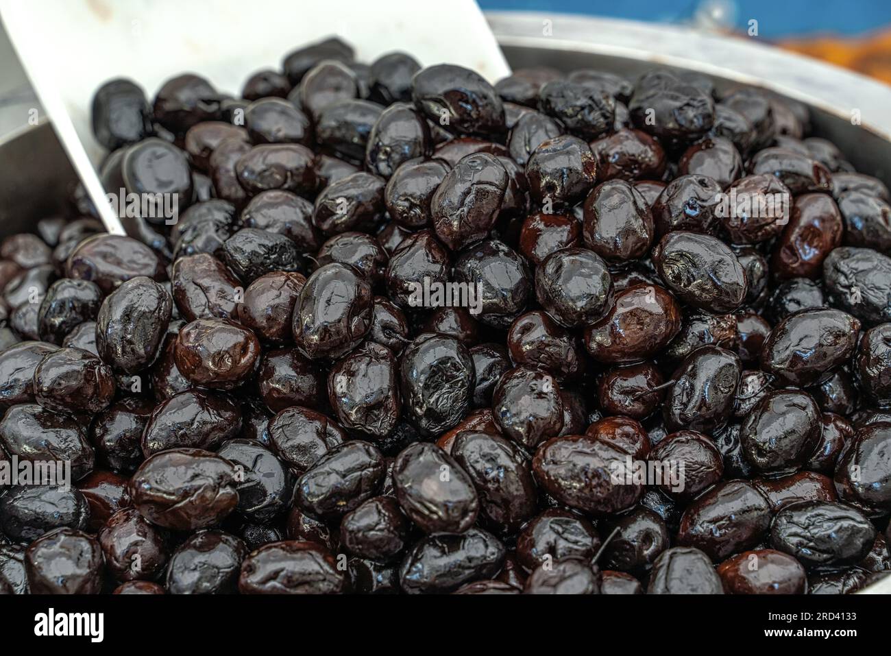 Verkauf von schwarzen Oliven mit Gewürzen im Marktstand Stockfoto