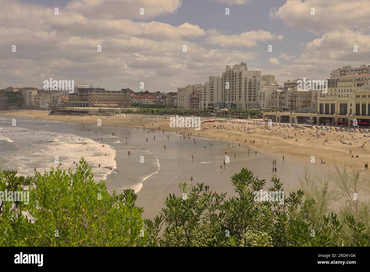 Biarritz, Frankreich, Juli 2023 Ó La Grande PlageÓ Beach, Biarritz - Blick auf den Leuchtturm Le Phare und das Hotel de Palais Stockfoto