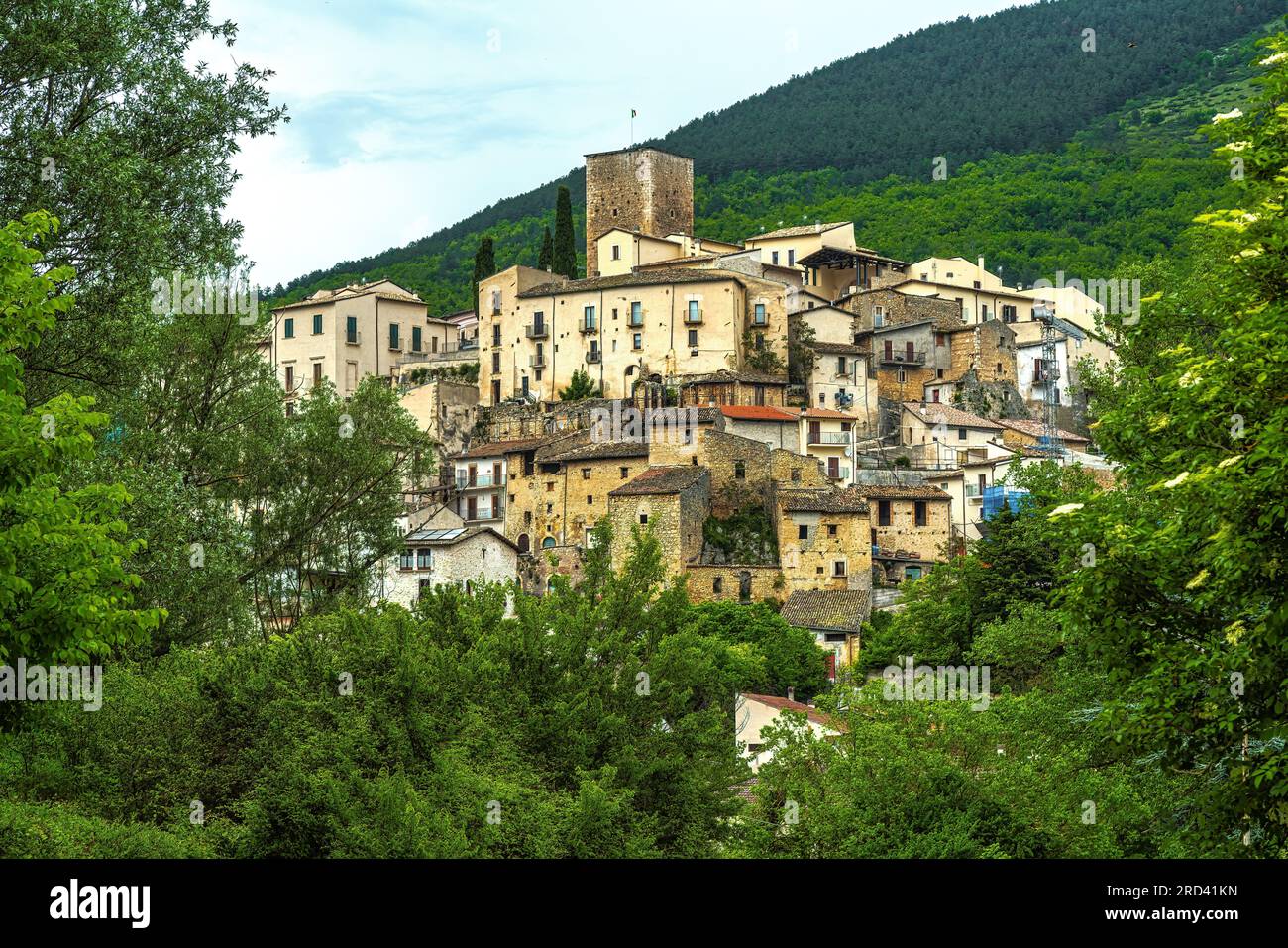 Das kleine Dorf Castel di Ieri inmitten der Berge des regionalen Naturparks Sirente Velino im Subequana-Tal Stockfoto