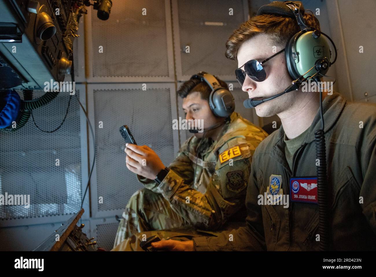 USA Air Force Senior Airman Joshua Grabe, 9. Air Tanken Squadron Boom Operator, verbindet sich mit einem KC-10 Extender, um auf Luftbetankung am 27. Juni 2023 über der kalifornischen Küste zu trainieren, um Operation Centennial Contact zu gedenken. Die Operation war eine Feier eines Jahrhunderts an Lufttankkapazitäten. An der Operation waren insgesamt 152 Flugzeuge beteiligt, darunter 82 Tanker und 70 Empfänger, die Standorte in den USA durchquerten. Stockfoto