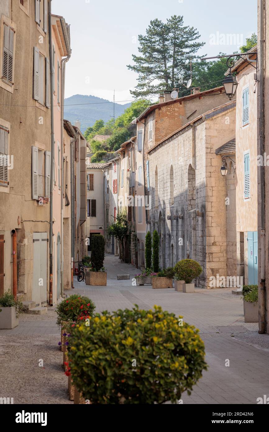 Straßenszene in Castellane, Route Napoleon, Gorges du Verdon, Alpes-de-Haute-Provence, Provence-Alpes-Cote d’Azur, Frankreich, Stockfoto