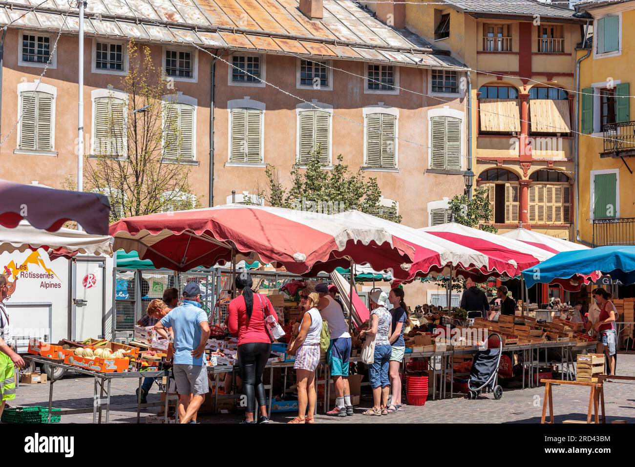 Market Day in Place Barthelon, Embrun, Gap, Hautes-Alpes, Provence-Alpes-Cote d’Azur, Frankreich Stockfoto