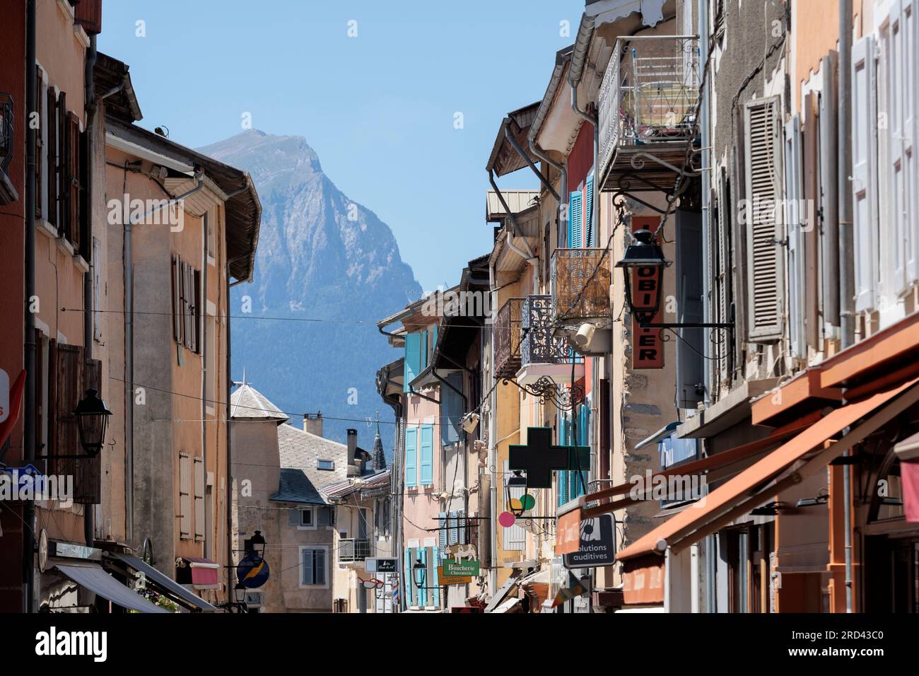 Straßenszene entlang der Rue Clovis Hugues, Embrun, Gap, Hautes-Alpes, Provence-Alpes-Cote d’Azur, Frankreich Stockfoto