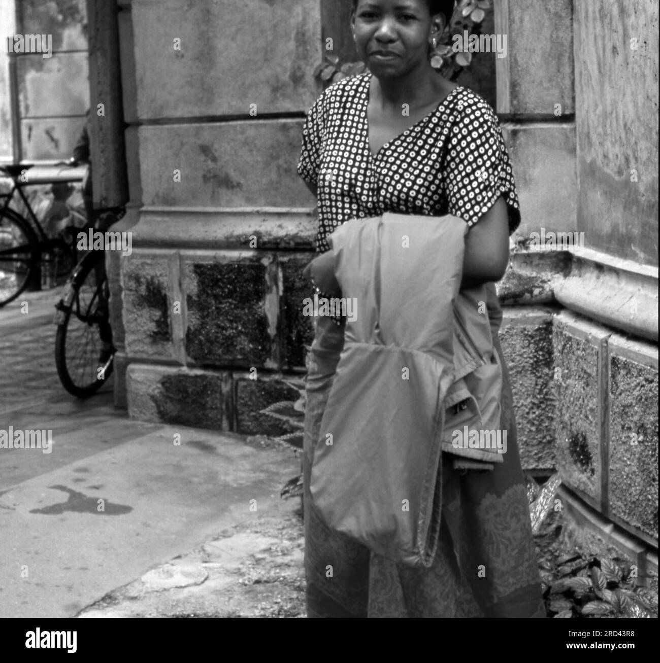 Tansania und Sansibar 1998. Lebensstil, Kultur und Tierwelt. Darunter Dar Es Salaam, Stone Town, Jambiani. Märkte für die Aussaat, Straßenszenen, Seetang-Sammler. Stockfoto