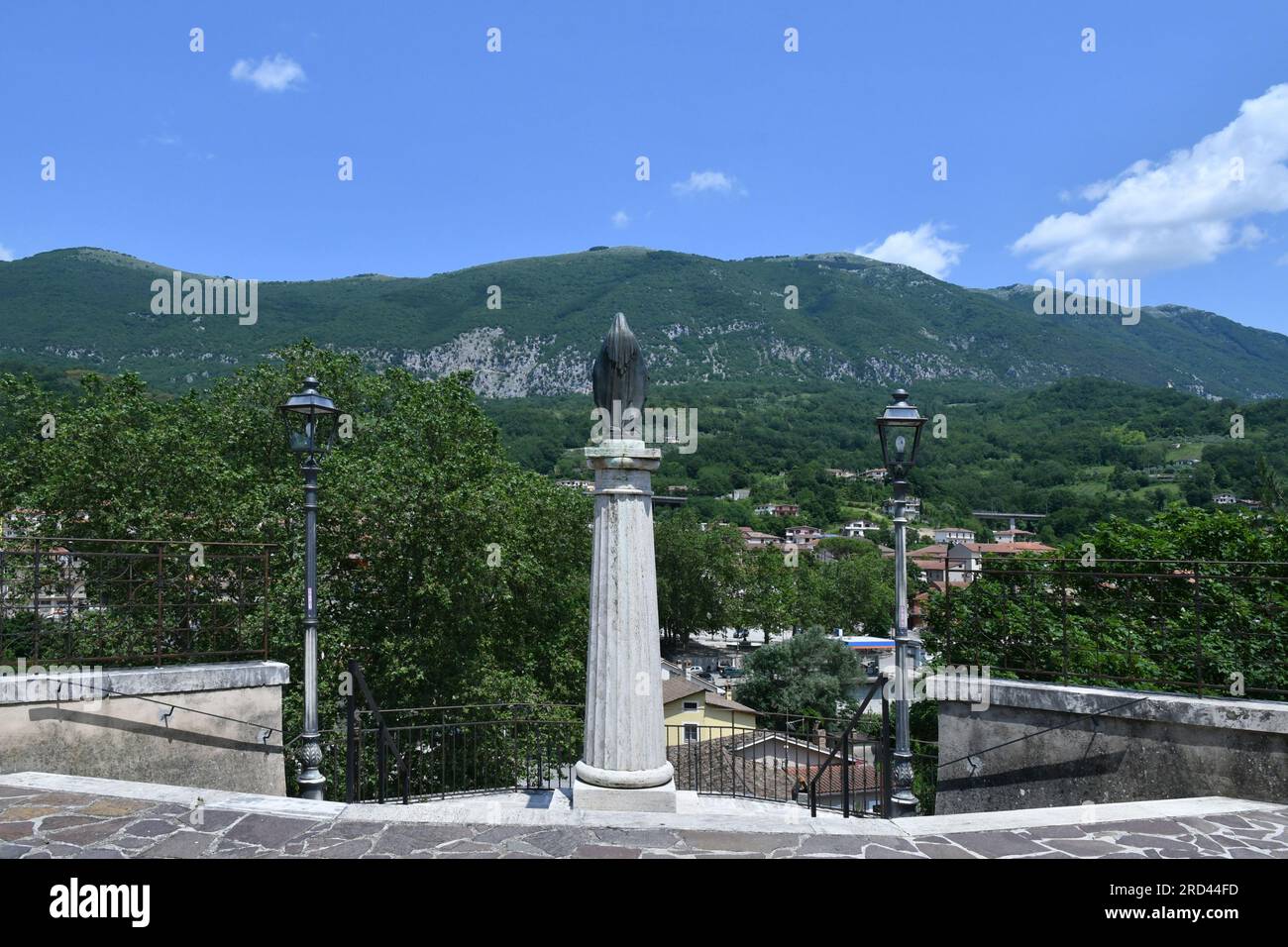 Ein Panoramapunkt mit Blick auf die Berge in Civitella Roveto, einer Stadt im Zentrum Italiens. Stockfoto