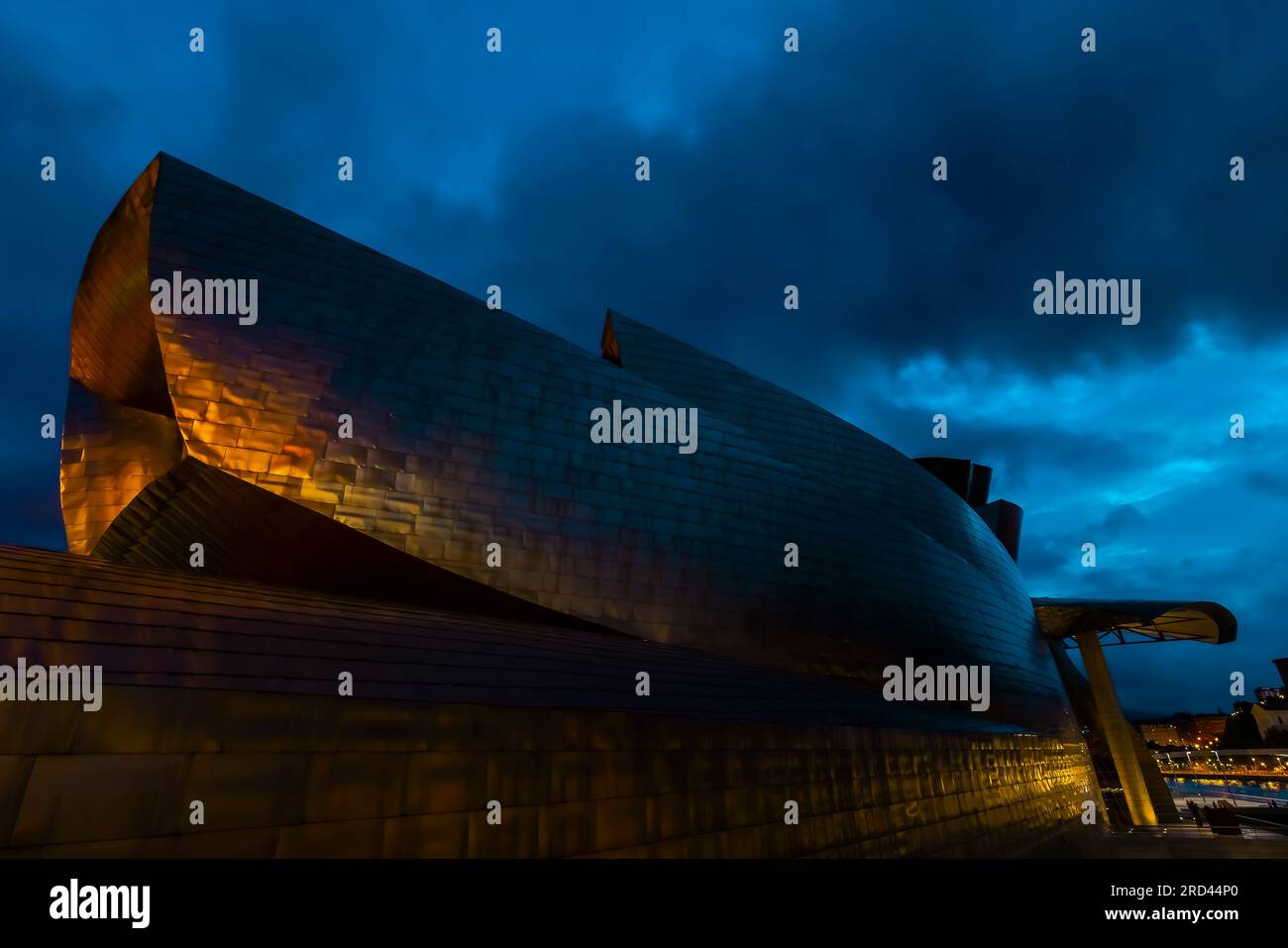 Das Guggenheim Museum Bilbao wurde vom Architekten Frank Gehry entworfen und befindet sich in Bilbao, dem Baskenland, Spanien. Stockfoto