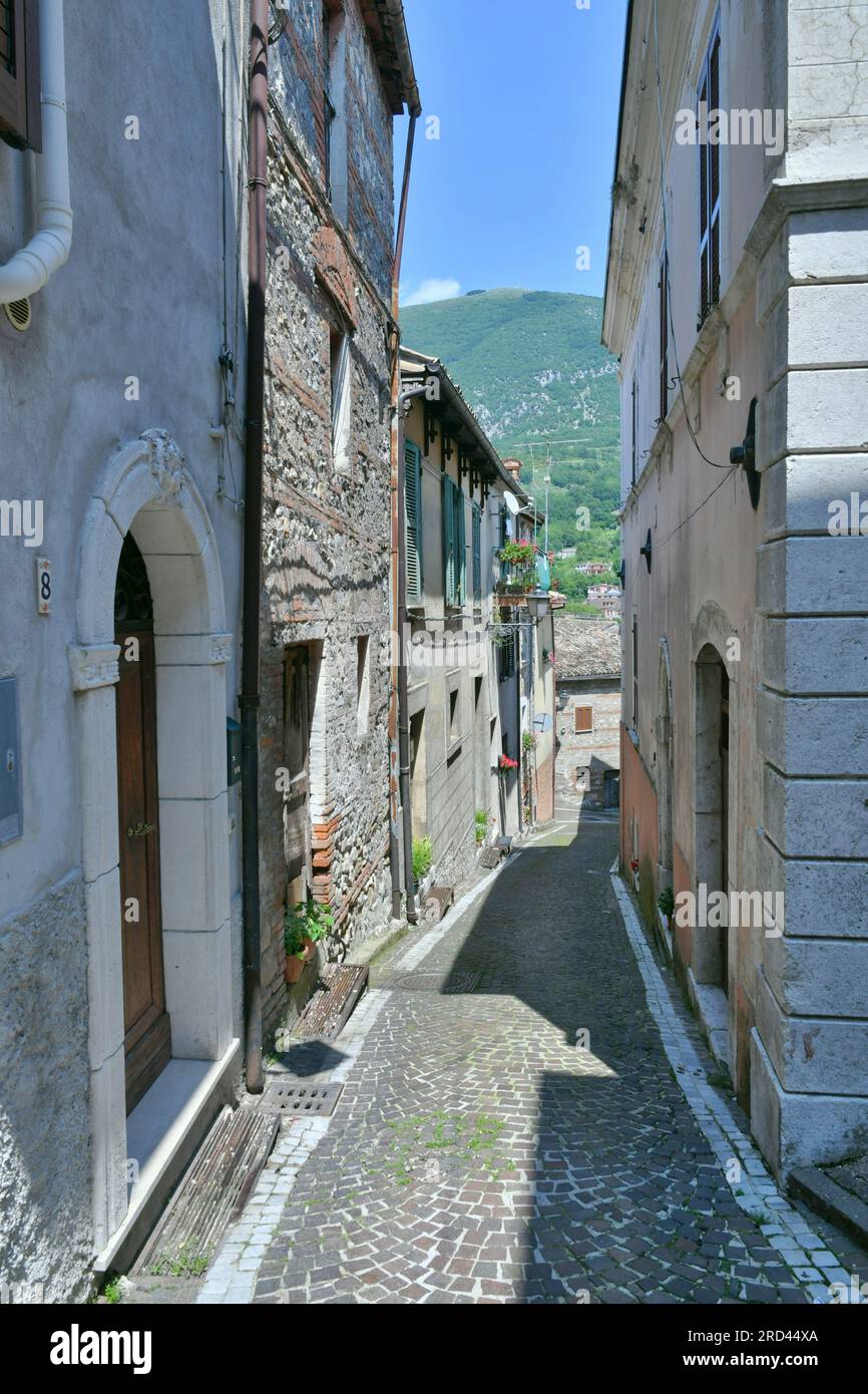 Eine typische Straße von Civitella Roveto, einem mittelalterlichen Dorf in den Abruzzen, Italien. Stockfoto