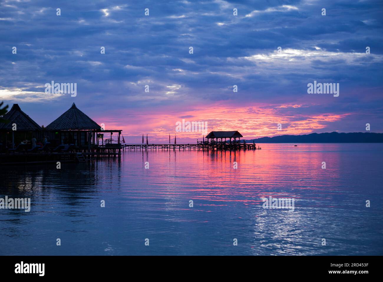 Sonnenuntergang in der Raja Ampat Dive Lodge, Raja Ampat, West Papua, Indonesien Stockfoto