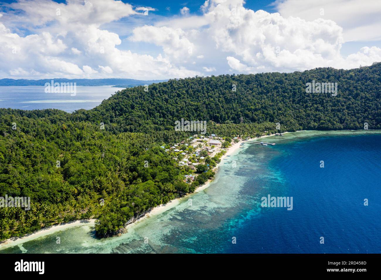 Luftaufnahme von Sauwandarek Village, Raja Ampat, West Papua, Indonesien Stockfoto