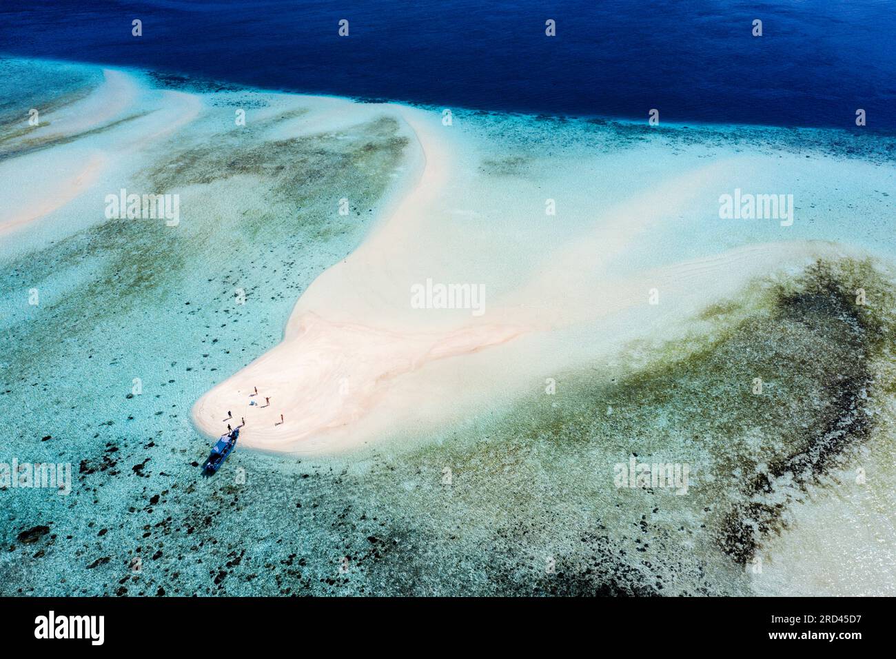 Touristen haben Spaß auf Sandbank, Raja Ampat, West Papua, Indonesien Stockfoto