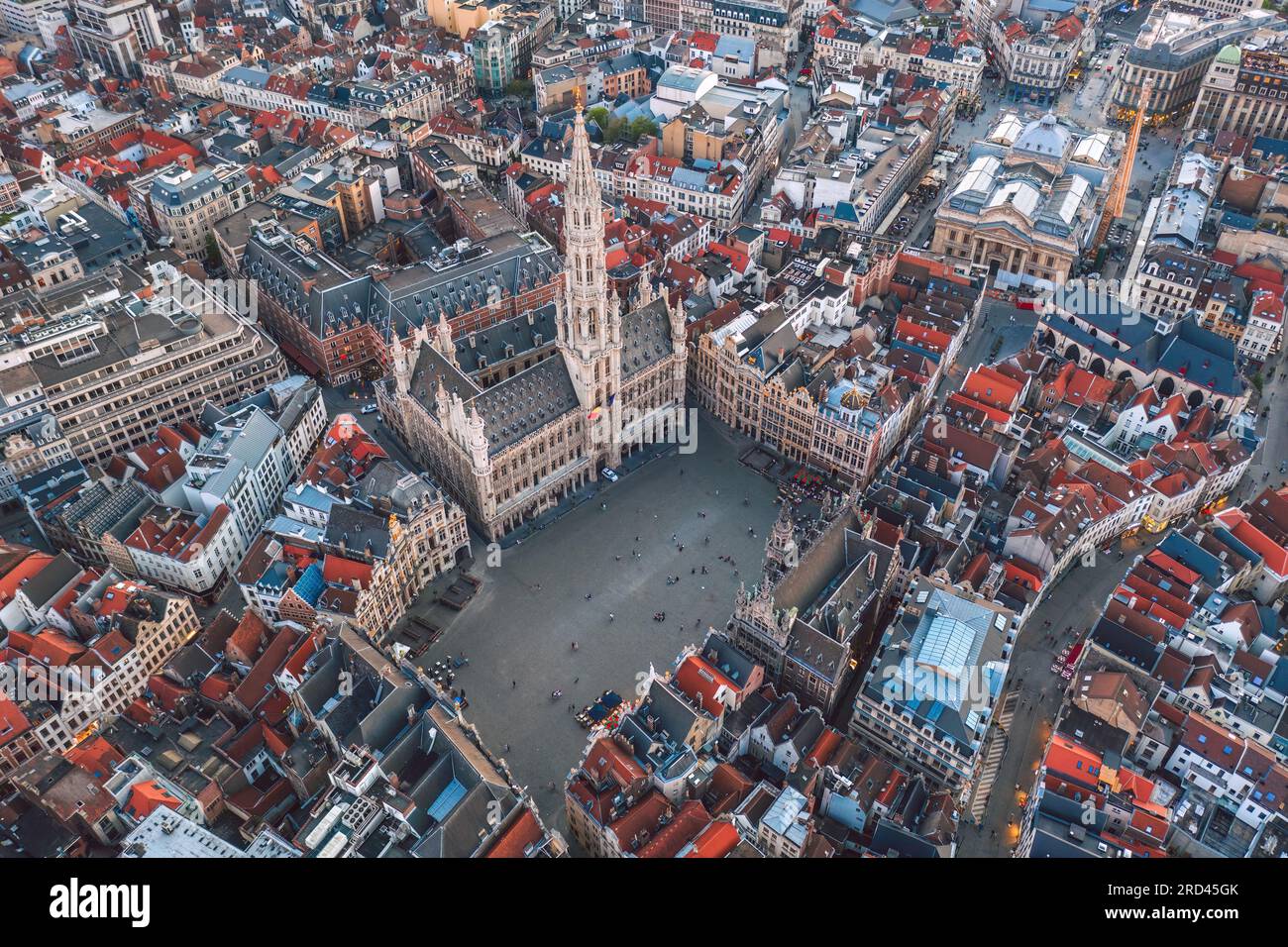 Blick auf den Grand Place und das Rathaus (Hôtel de Ville de Bruxelles) aus der Vogelperspektive. Sonnenuntergang über der Stadt Brüssel, Belgien Stockfoto