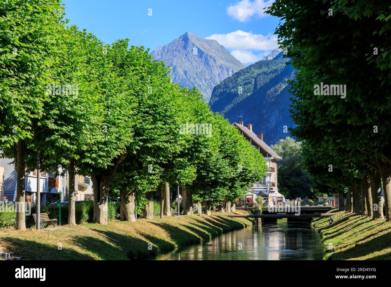 Der Fluss Romanche fließt durch die Stadt Le Bourg-d Oisans, Grenoble, Isere, Auvergne-Rhone-Alpes, Frankreich Stockfoto