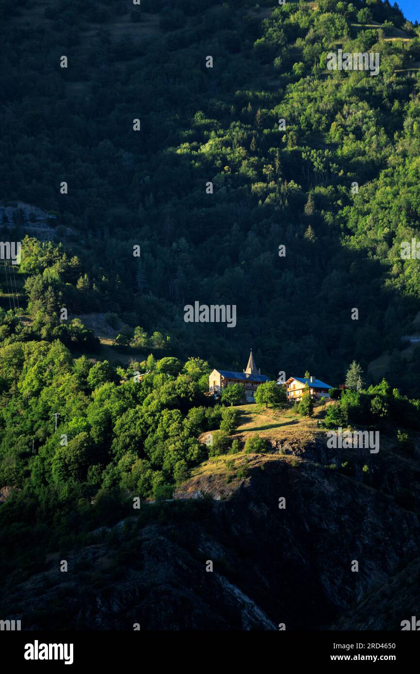 Die Ortschaft La Garde, Le Bourg-d Oisans, Grenoble, Isere, Auvergne-Rhone-Alpes, Frankreich Stockfoto