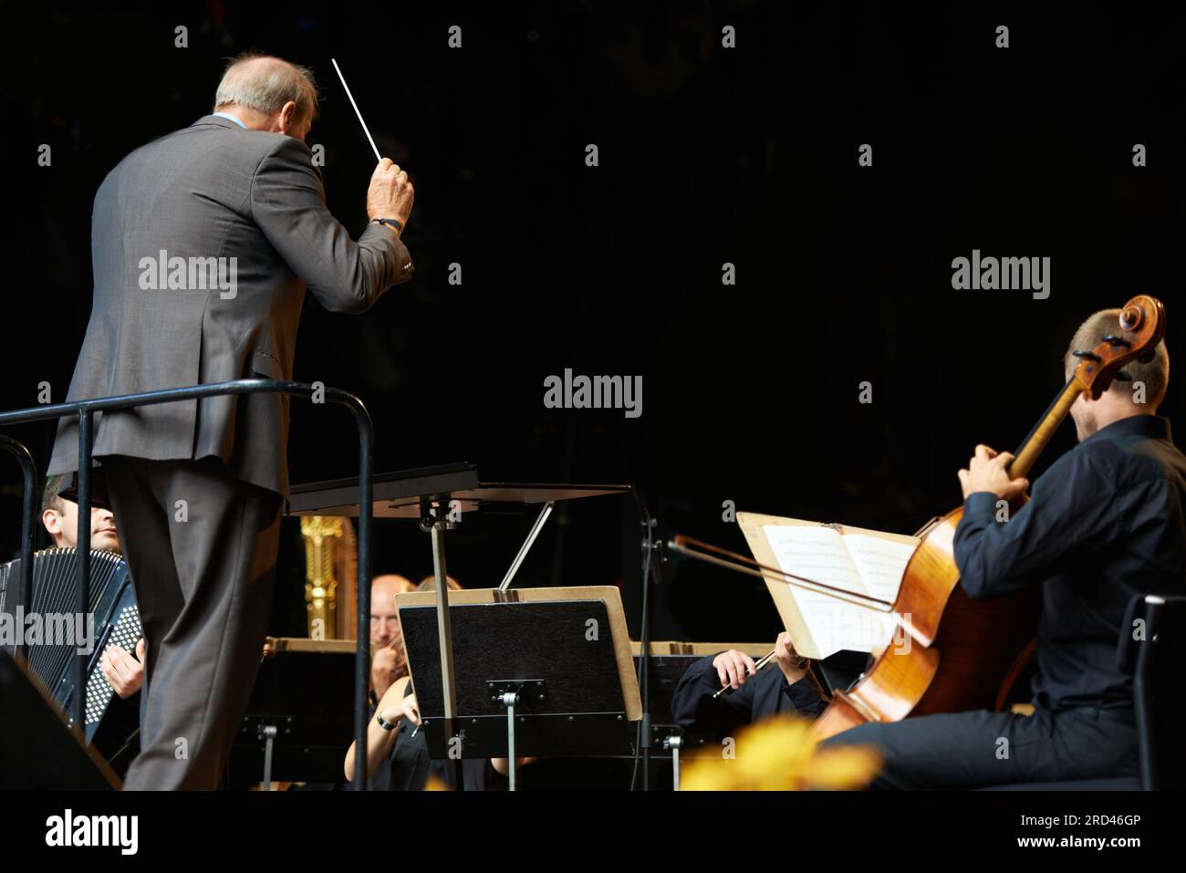 Ich führe das Orchester in einer Symphonie. Aufnahme eines Dirigenten und Musikers während eines Orchesterkonzerns. Stockfoto