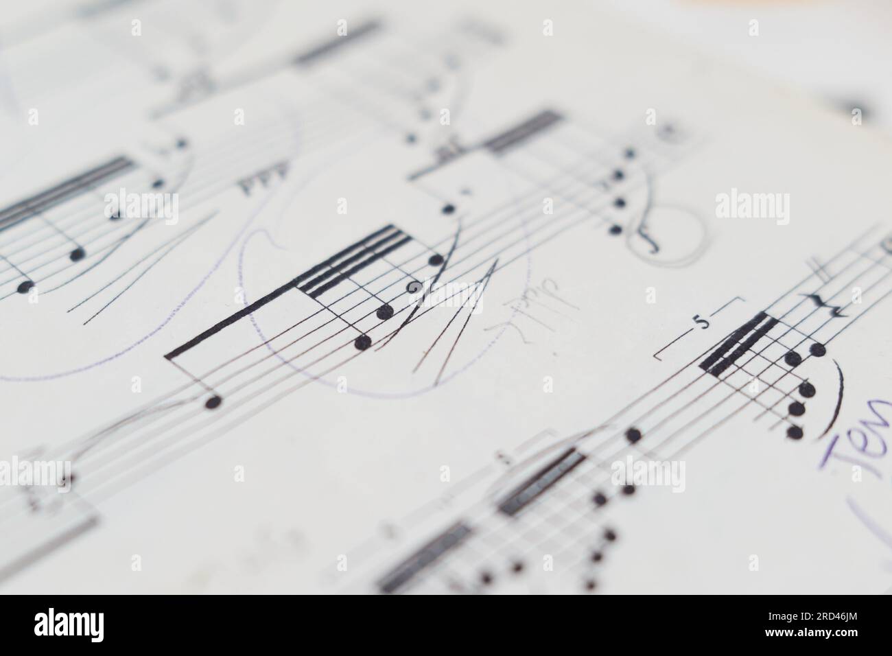 Nahaufnahme von Notenblättern und Noten auf einem Stück Papier Stockfoto