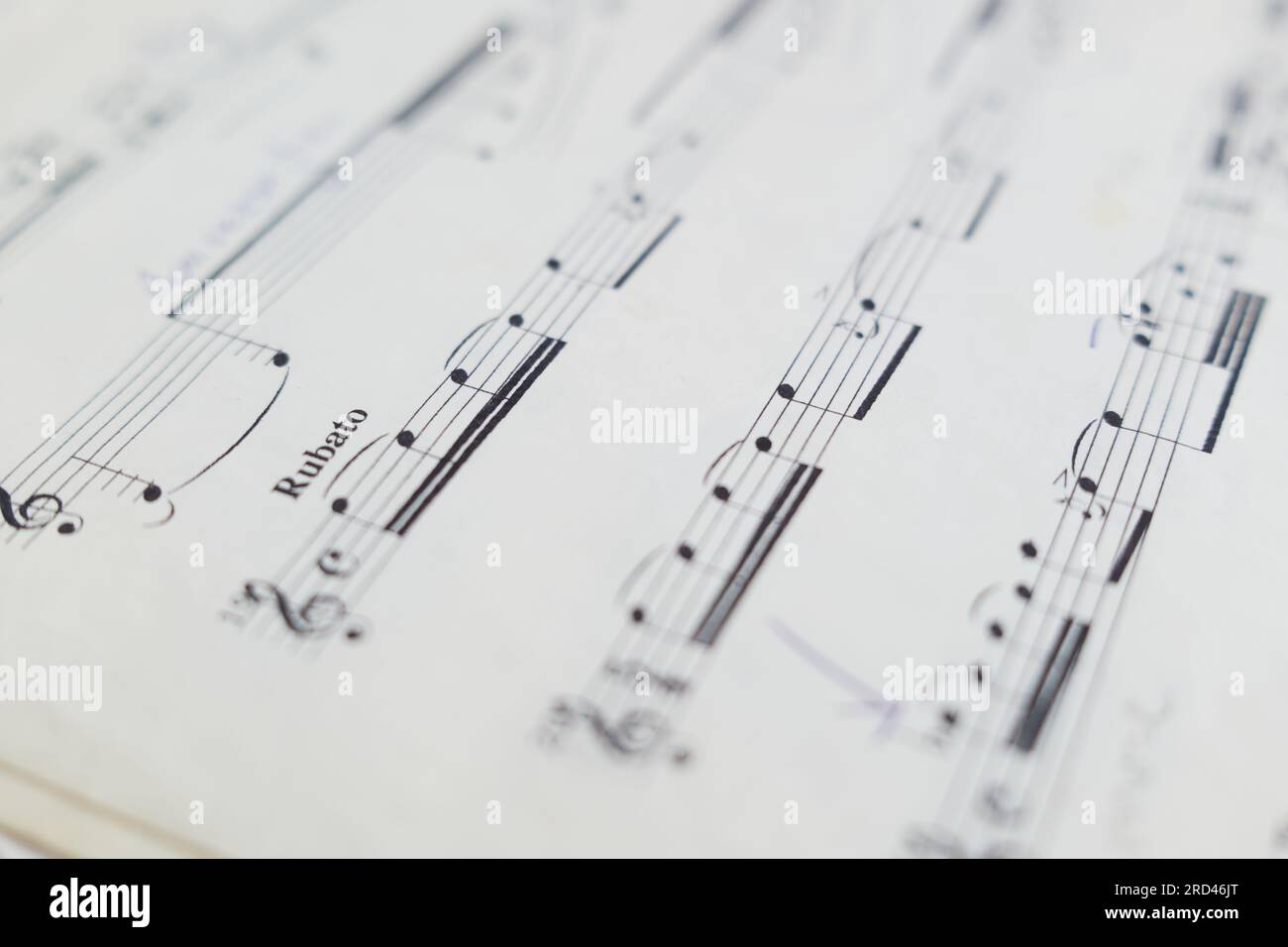 Nahaufnahme von Notenblättern und Noten auf einem Stück Papier Stockfoto
