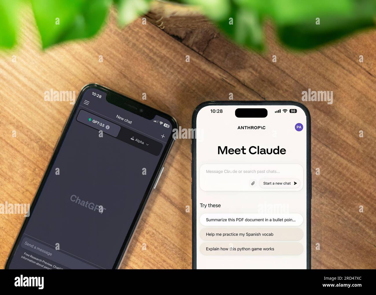 Claude 2 AI- und ChatGPT-Symbole auf einem iPhone Stockfoto