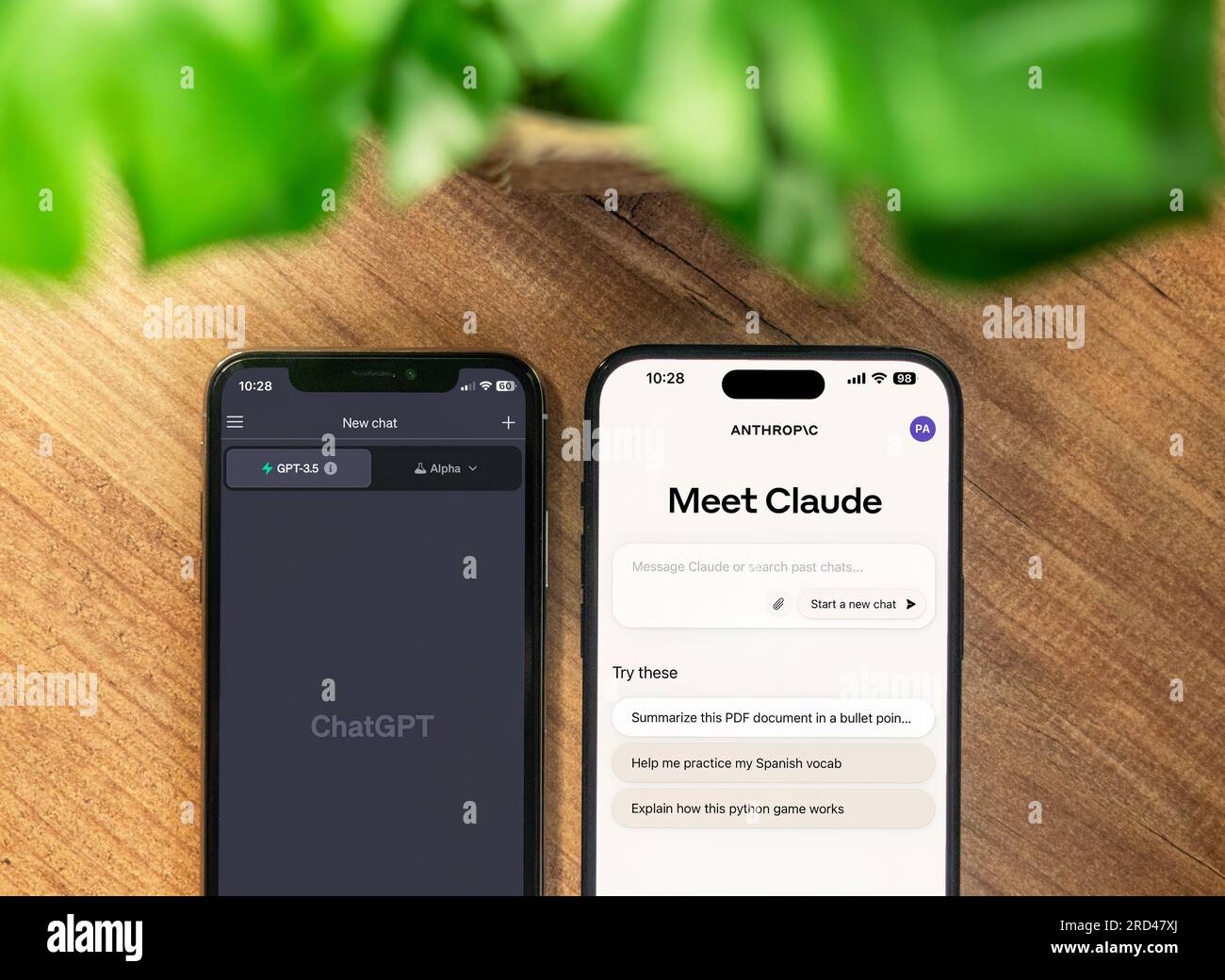 Claude 2 AI- und ChatGPT-Symbole auf einem iPhone Stockfoto