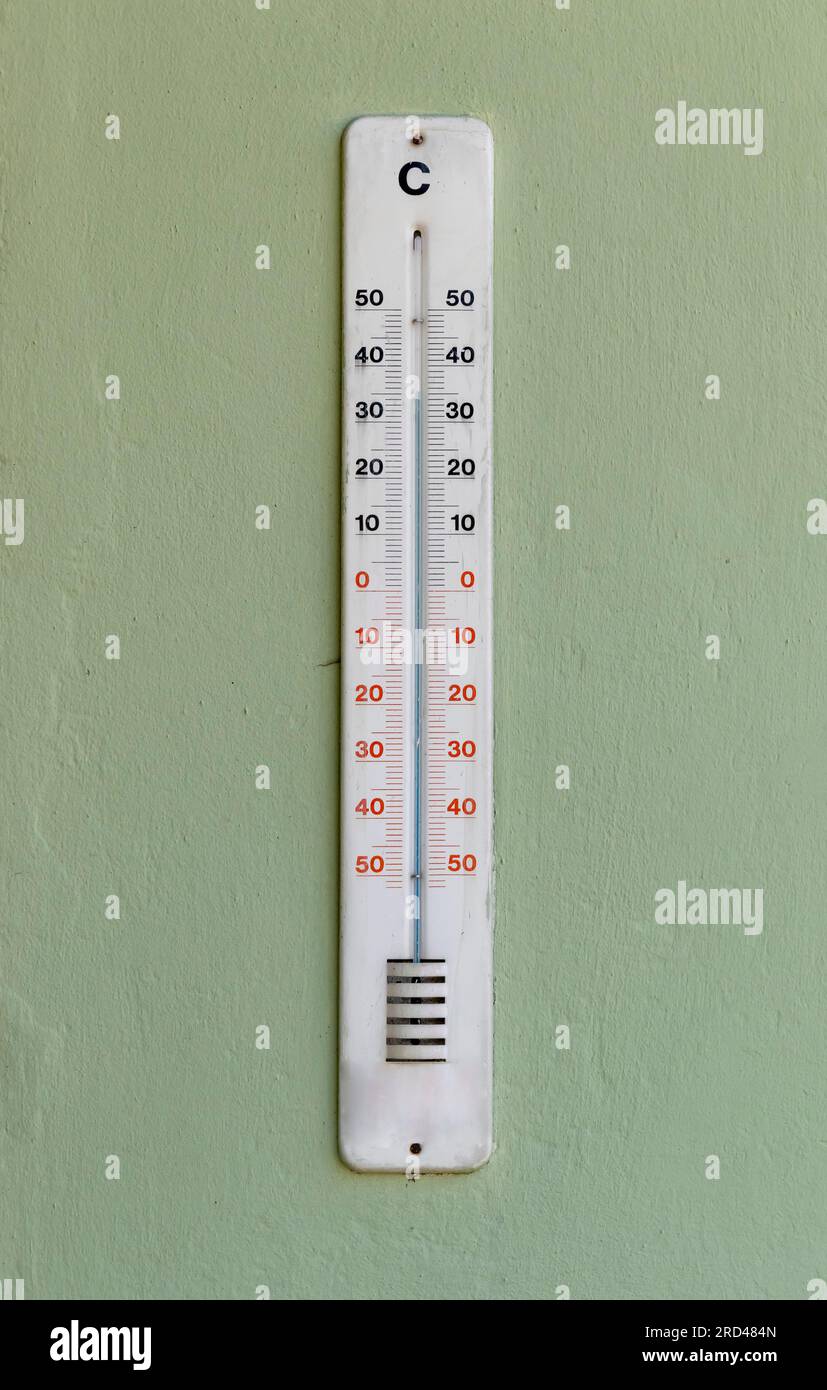 Tropische Außentemperatur auf weißem Thermometer Stockfoto