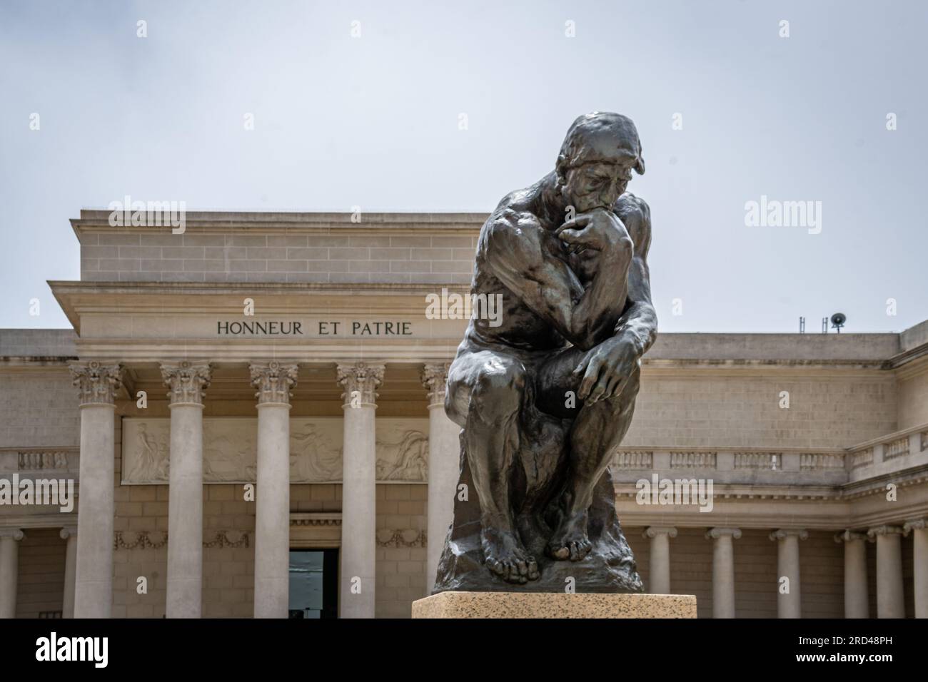 Foto von Auguste Rodins berühmtem „The Thinker“ des Bildhauers im Eingang zum Legion of Art Museum. Stockfoto