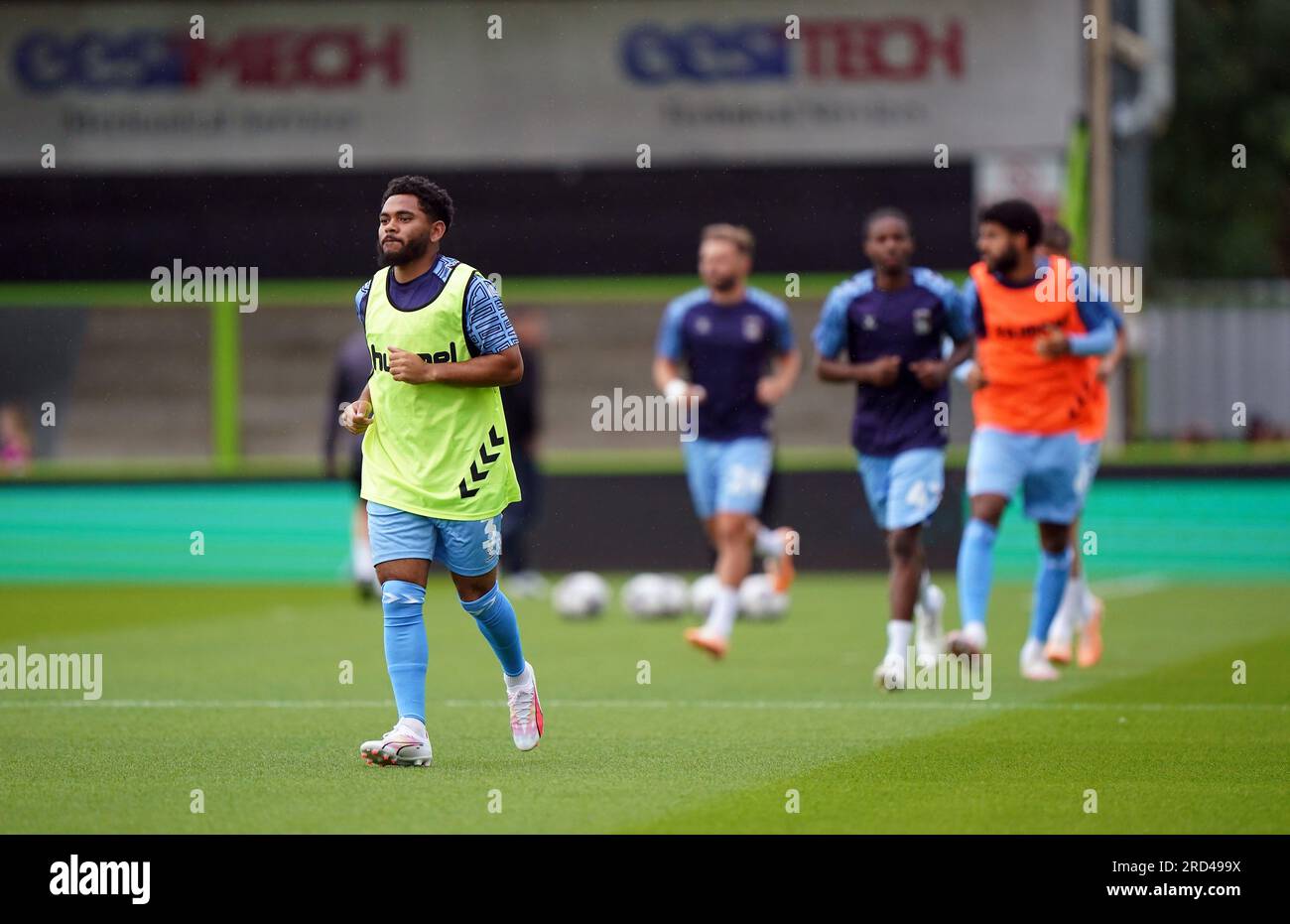 Jay Dasilva von Coventry City wärmt sich vor dem saisonalen Spiel im New Lawn Stadium in Nailsworth auf. Bilddatum: Dienstag, 18. Juli 2023. Stockfoto