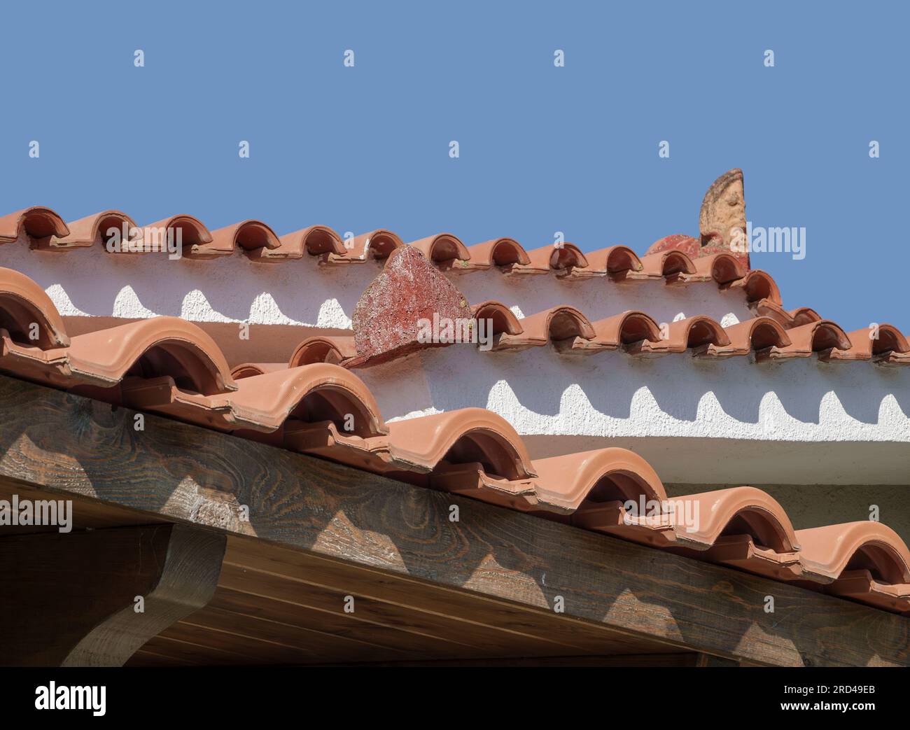 Drei separate Dachlinien mit Pfannen auf einem griechischen Haus Stockfoto