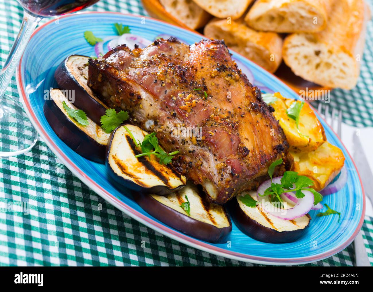 Gebratenes schweinefleisch carre mit Gemüse Stockfoto