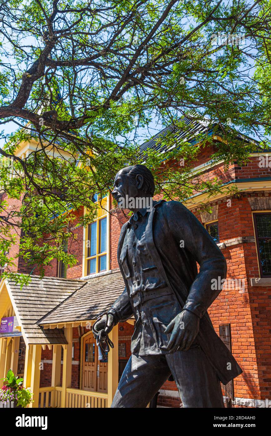 Statue von Dr. Norman Bethune vor dem Opernhaus in Gravenhurst, Ontario, Kanada Stockfoto