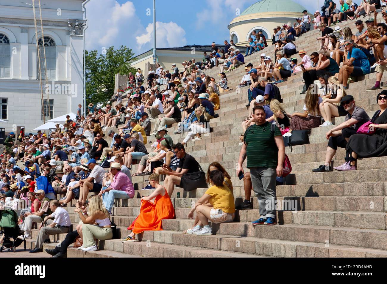 Im Juni 2023 saßen Menschen auf den Stufen der Kathedrale von Helsinki Stockfoto