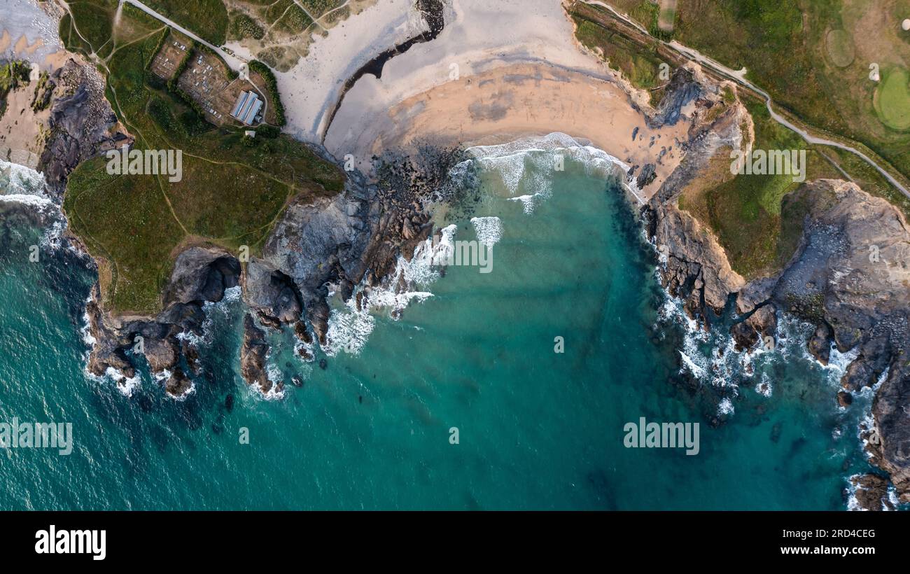 Panoramablick aus der Vogelperspektive auf Church Cove mit seiner historischen Kirche und am Gunwalloe in Cornwall mit stürzten Klippen, die Küstenerosion zeigen Stockfoto