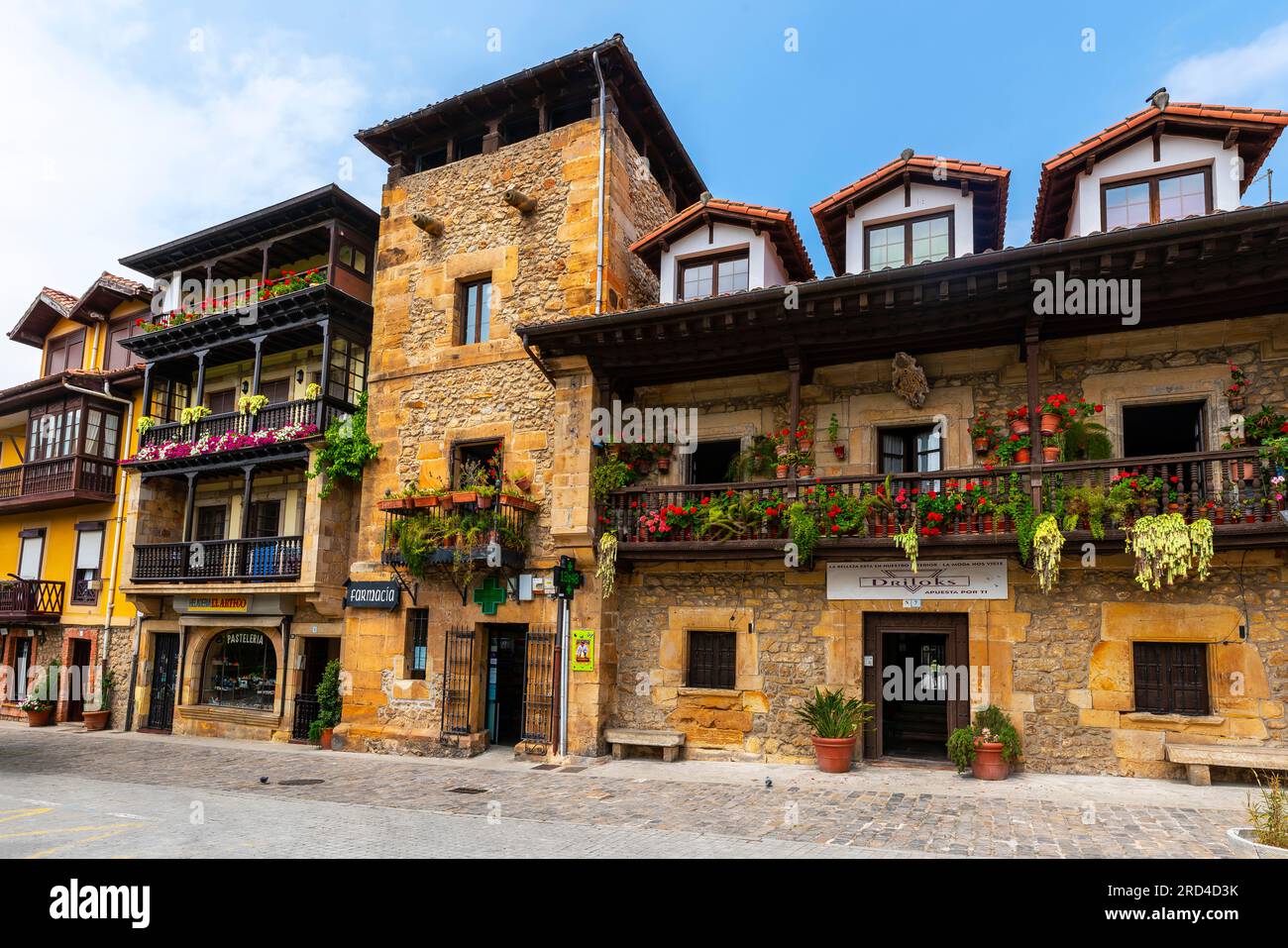 Blick auf die Straßen der traditionellen Häuser von Comillas, Kantabrien in Spanien. Stockfoto