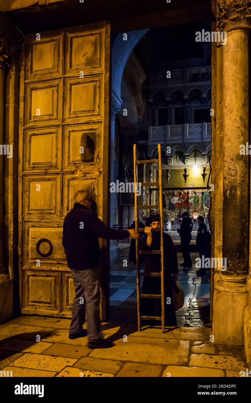 Zeremonie der Schließung des Tors der Grabeskirche im christlichen Viertel der Altstadt von Jerusalem Stockfoto